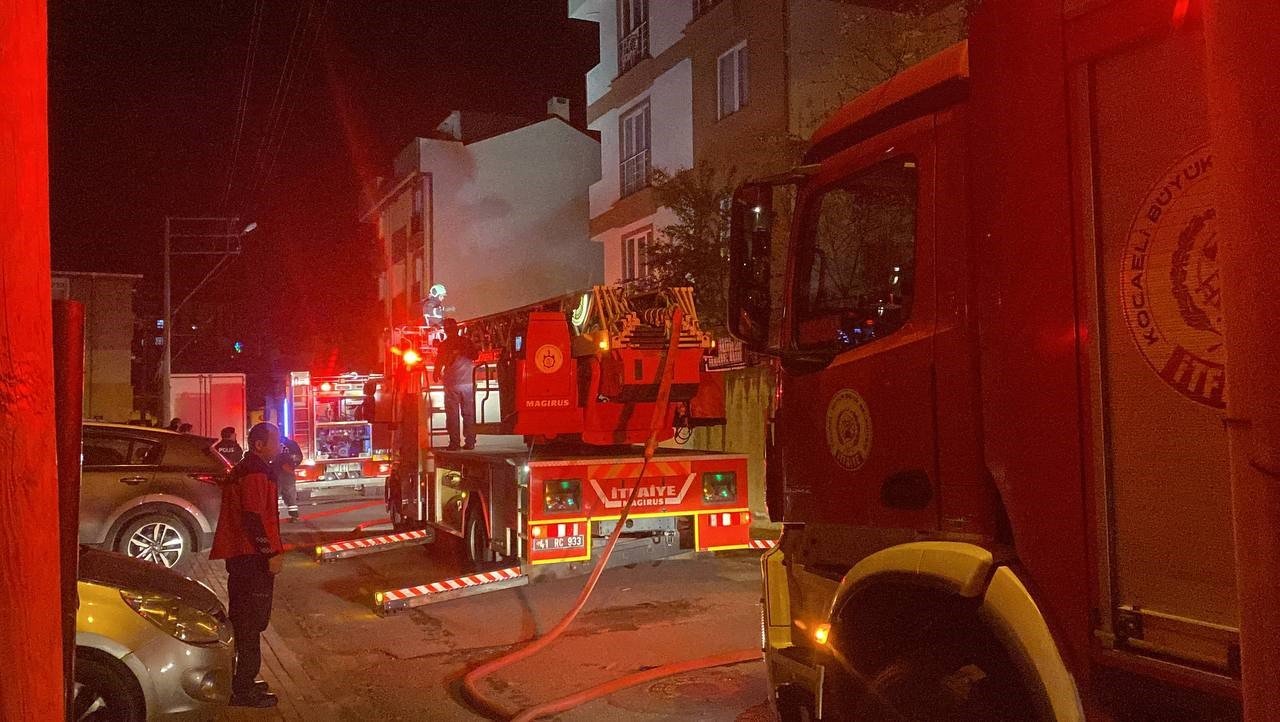 Tadilat yapılan çatıda yangın çıktı