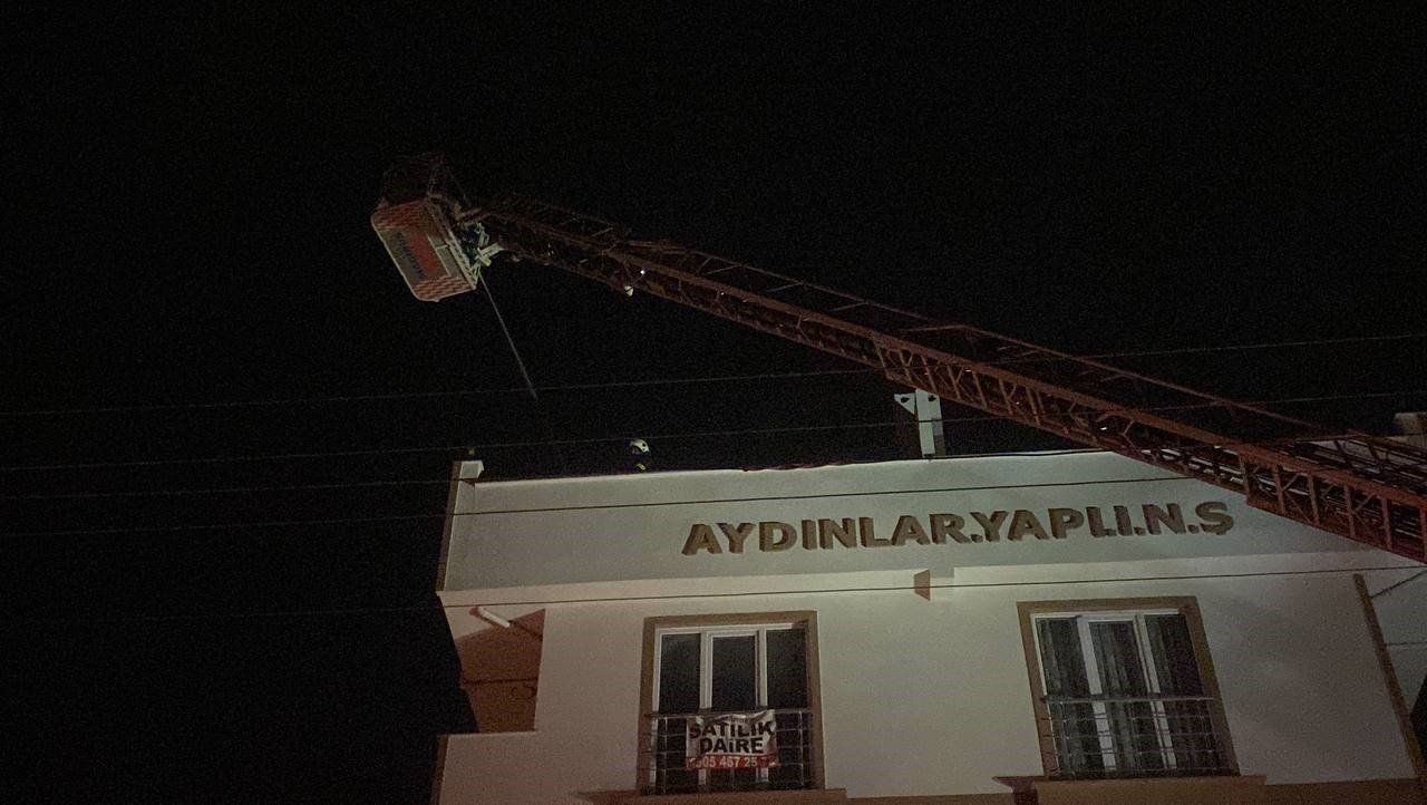 Tadilat yapılan çatıda yangın çıktı