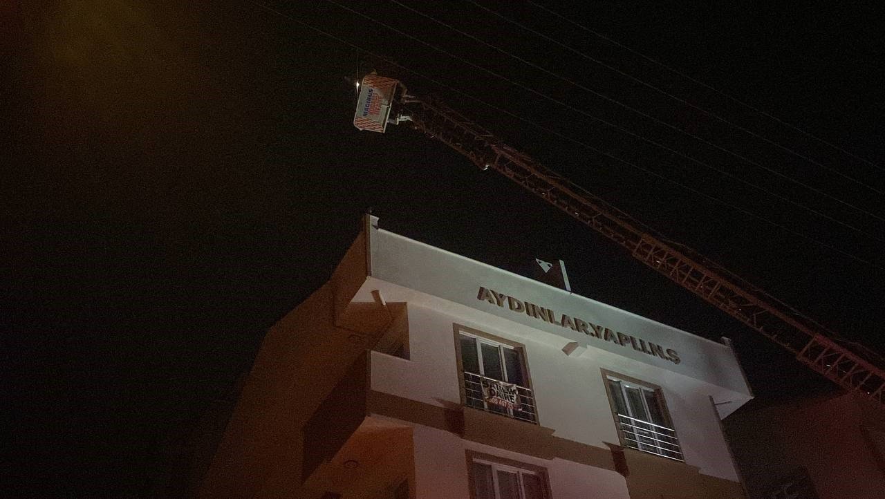 Tadilat yapılan çatıda yangın çıktı