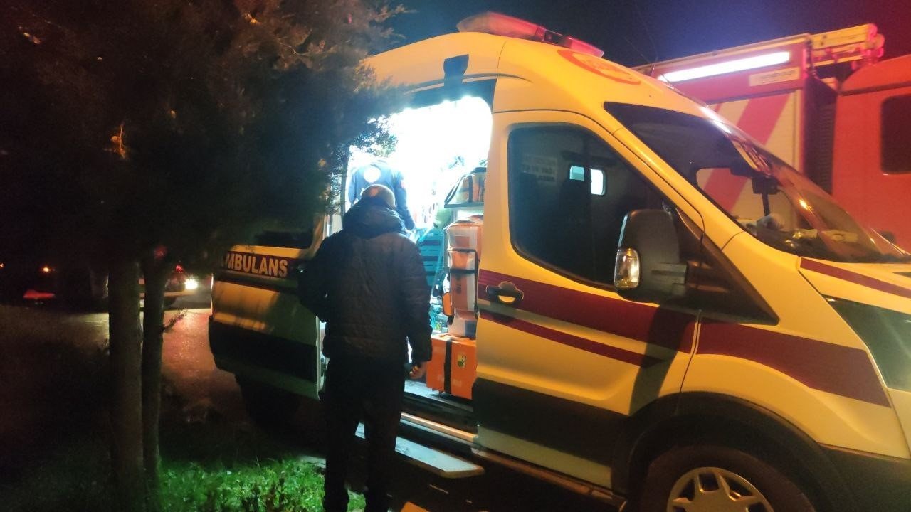 Bunalımda olduğu iddia edilen kişi telefonları açmayınca ekipler kapıyı kırarak içeri girdi