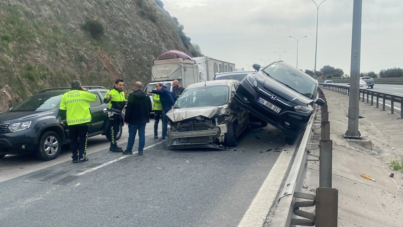 TEM’de 7 aracın karıştığı zincirleme kazada can pazarı