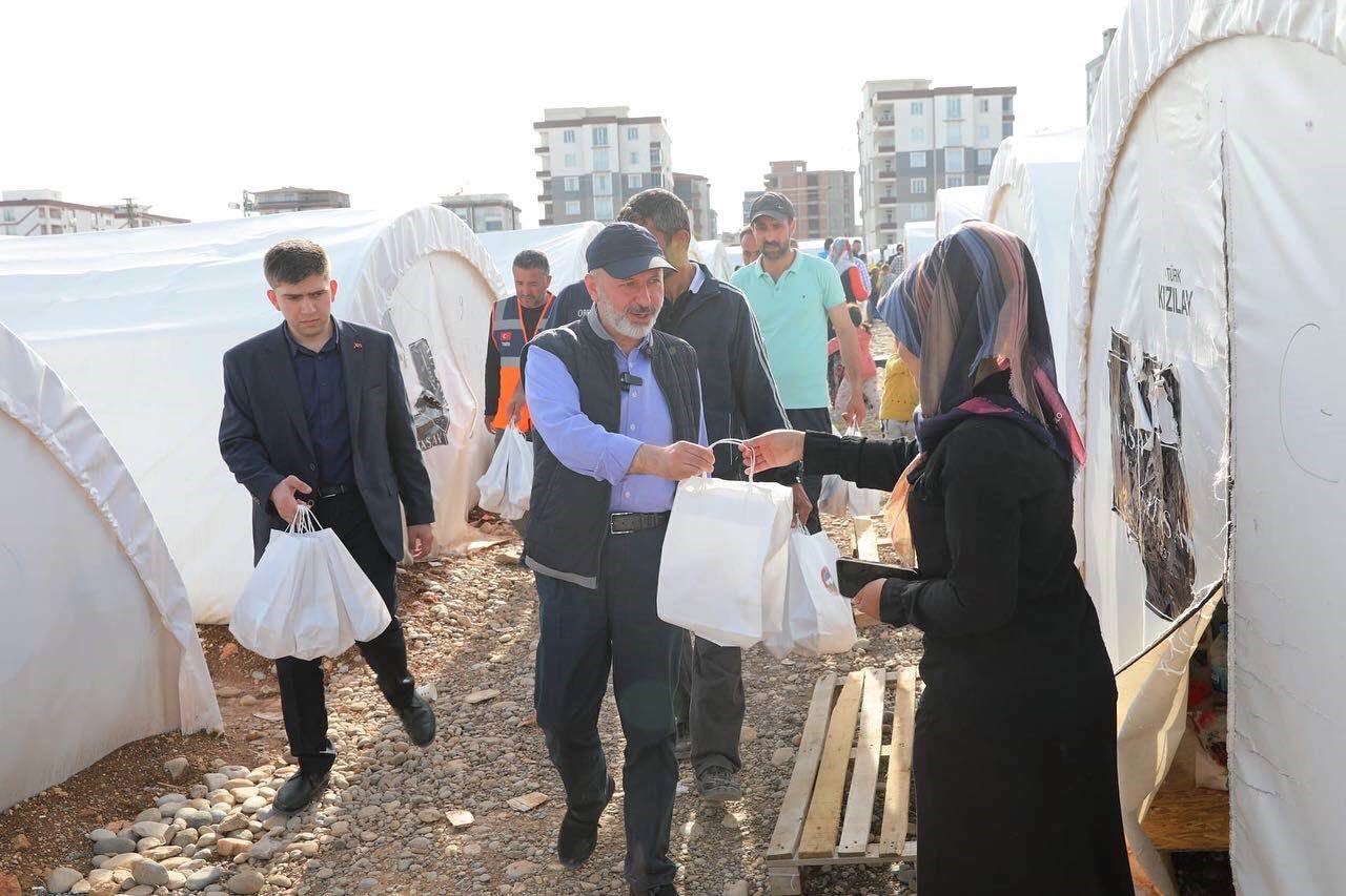 Başkan Çolakbayrakdar, Adıyaman’da depremzedelerle iftar yaptı ve iaşe dağıttı