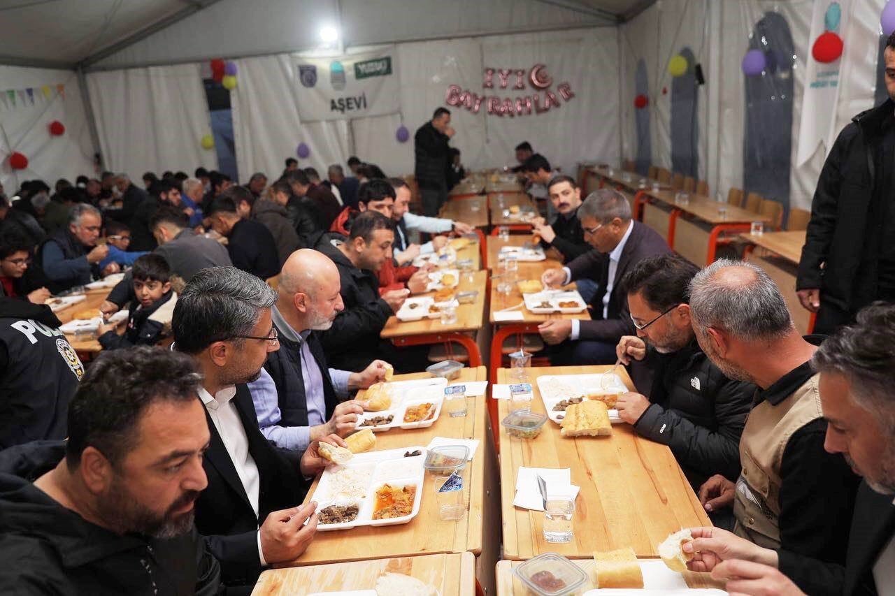 Başkan Çolakbayrakdar, Adıyaman’da depremzedelerle iftar yaptı ve iaşe dağıttı