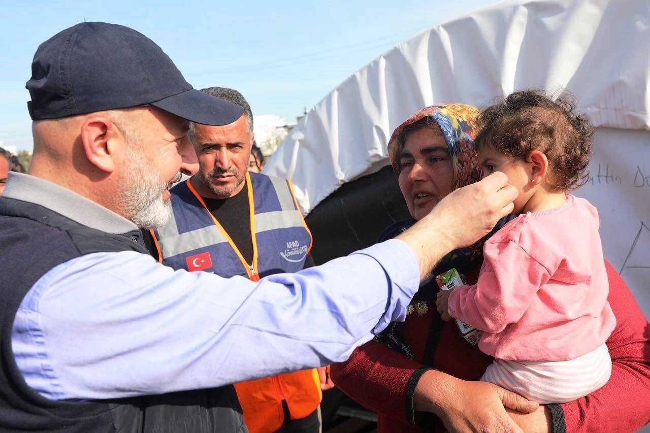 Başkan Çolakbayrakdar, Adıyaman’da depremzedelerle iftar yaptı ve iaşe dağıttı