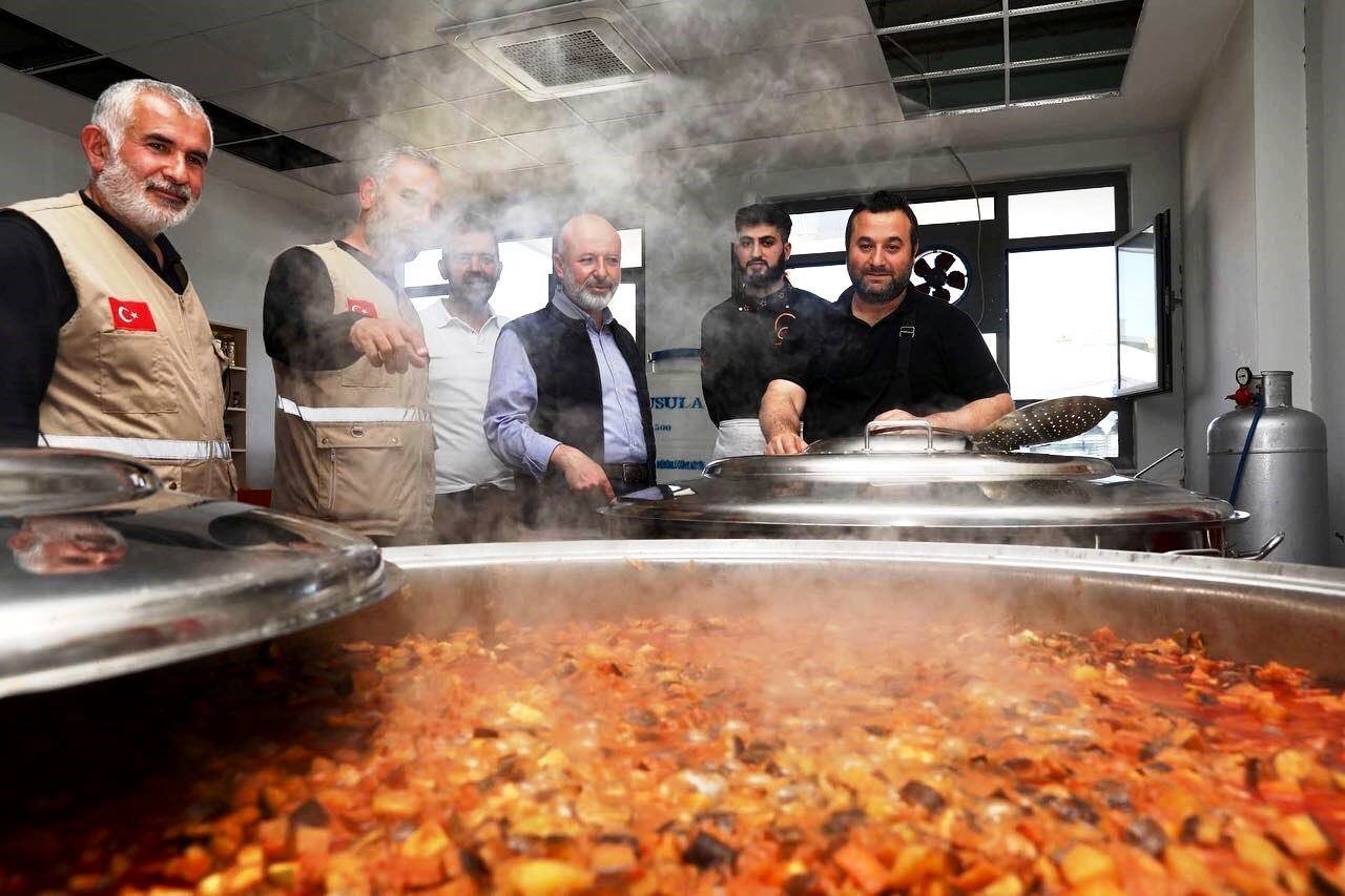 Başkan Çolakbayrakdar, Adıyaman’da depremzedelerle iftar yaptı ve iaşe dağıttı