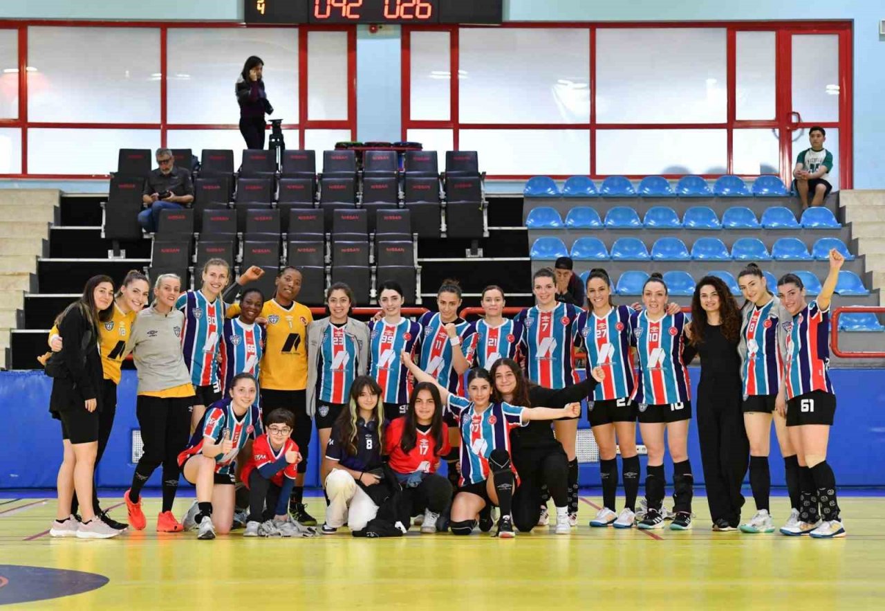 ’Mavi Kelebekler’ galibiyetle bitirdi