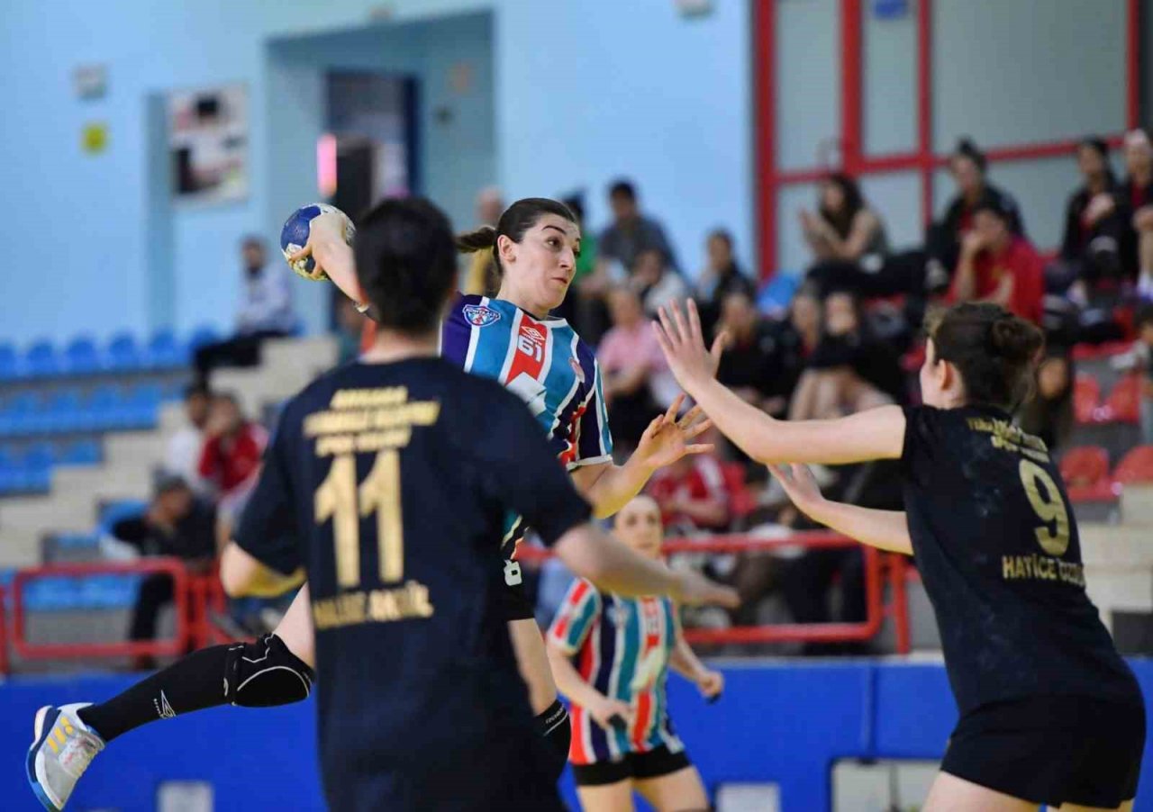 ’Mavi Kelebekler’ galibiyetle bitirdi