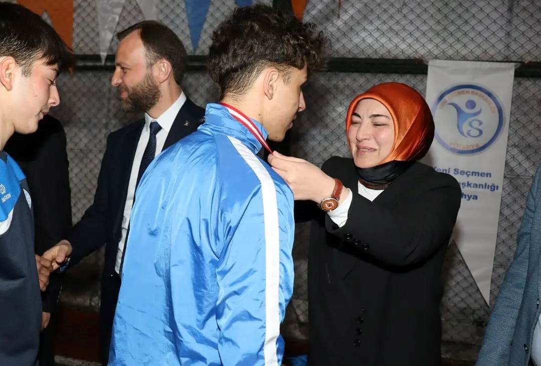 Kütahya AK Gençlikten liseler arası futbol turnuvası