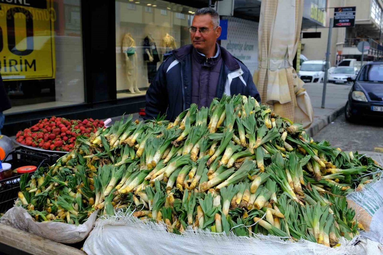 Lezzet ve şifa deposu çiriş otu tezgahlarda yerini aldı