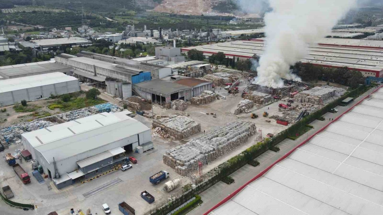 Manisa OSB’deki kağıt fabrikasındaki yangın kontrol altına alındı