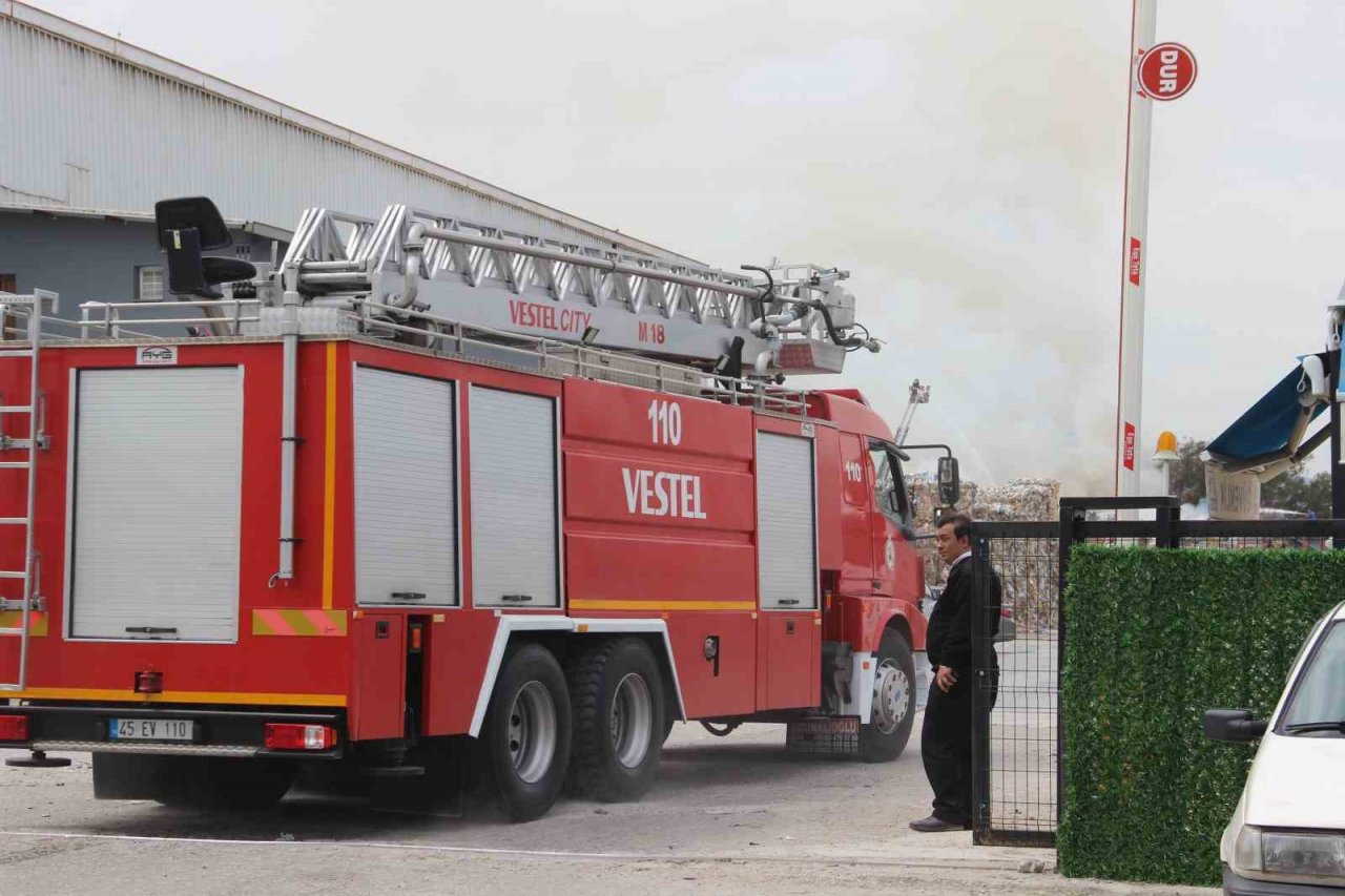 Manisa OSB’deki kağıt fabrikasındaki yangın kontrol altına alındı