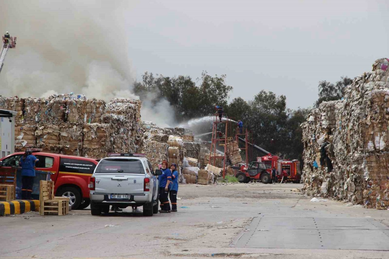 Manisa OSB’deki kağıt fabrikasındaki yangın kontrol altına alındı
