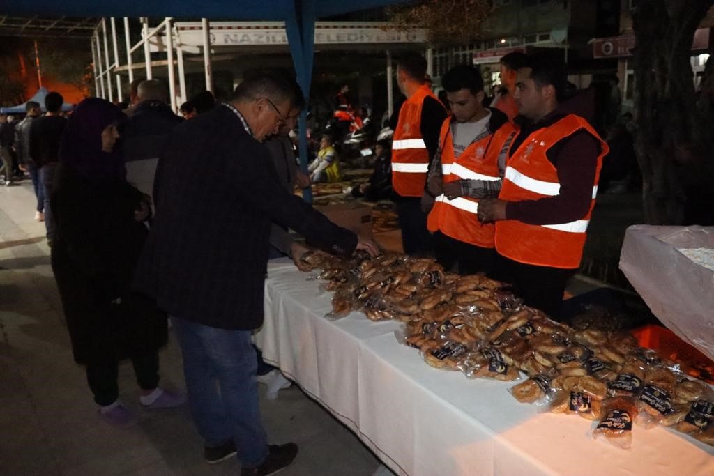 Nazilli Belediyesi 50 ayrı camide kandil simidi dağıttı