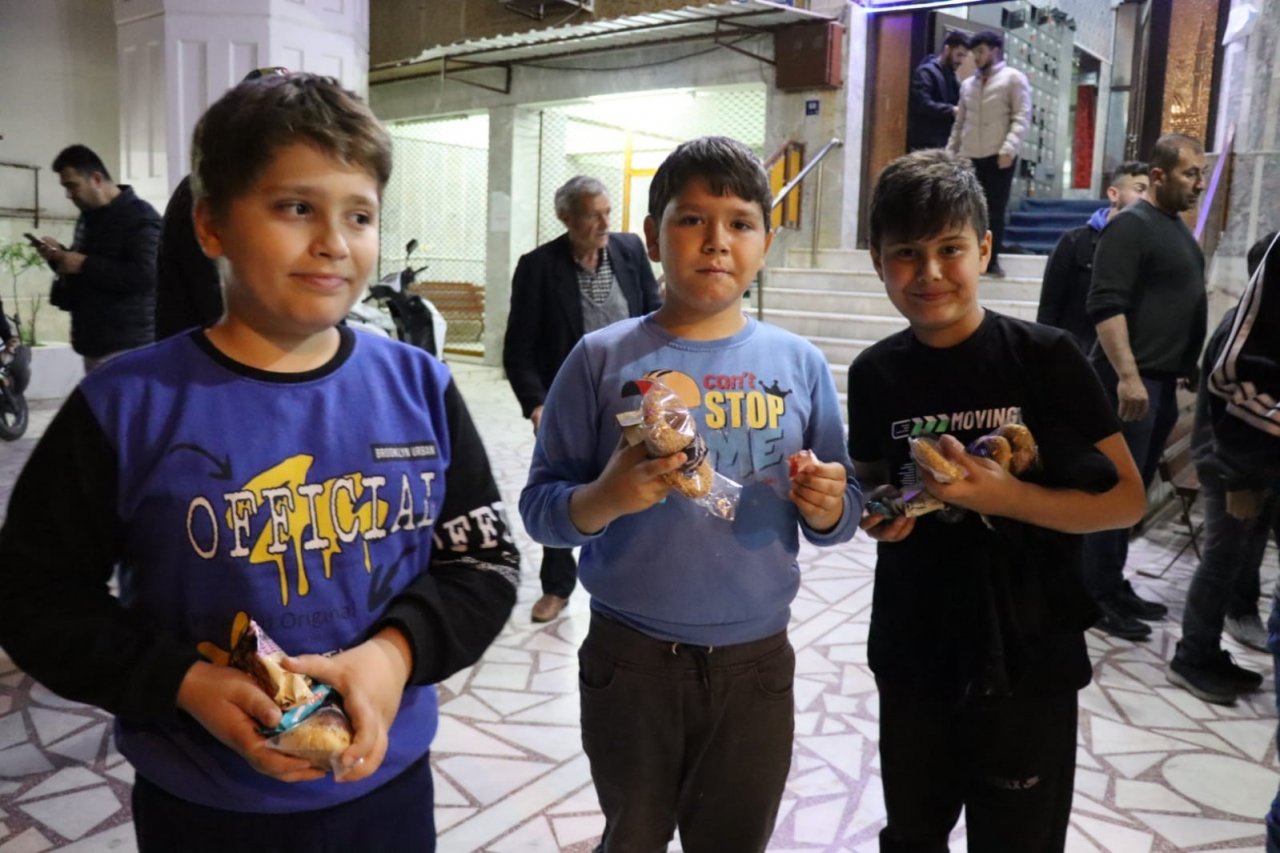 Nazilli Belediyesi 50 ayrı camide kandil simidi dağıttı