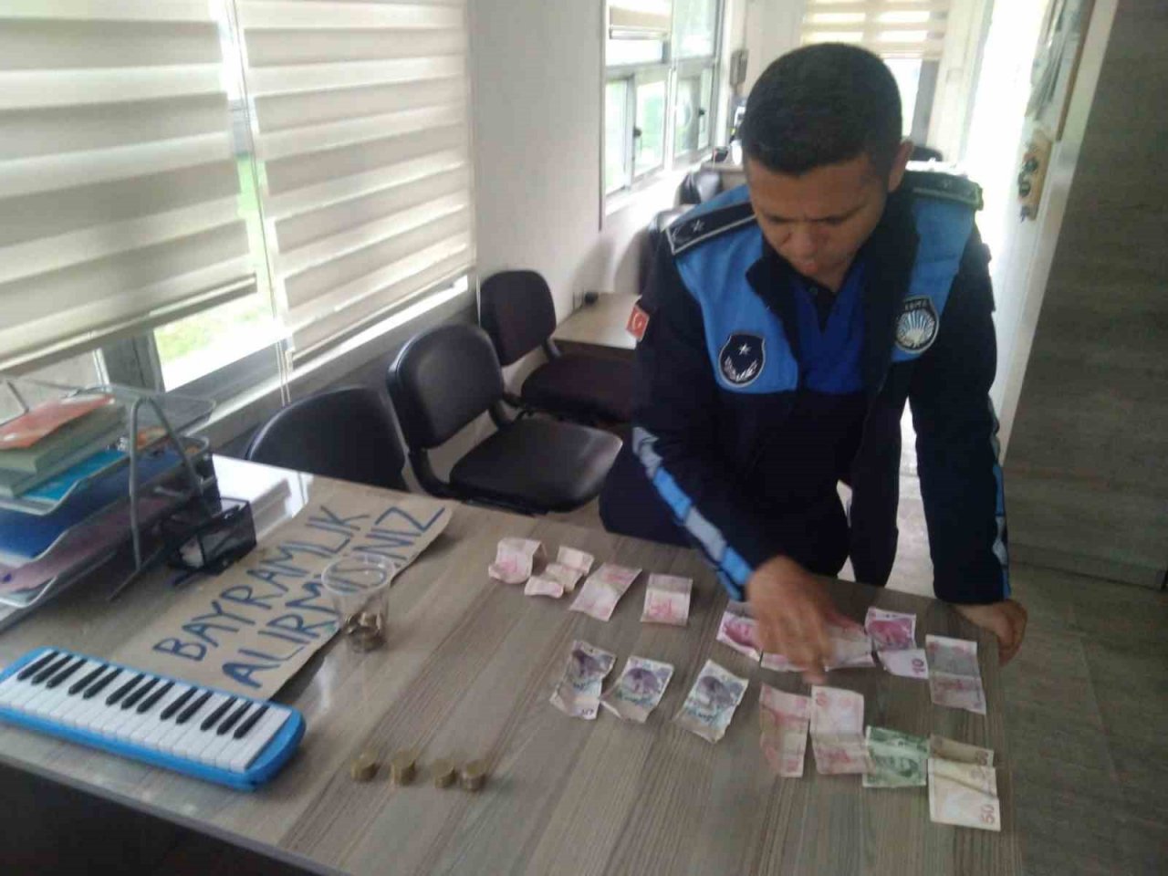 "Bayramlık alır mısınız?" pankartı ile çocukları dilendiriyorlar