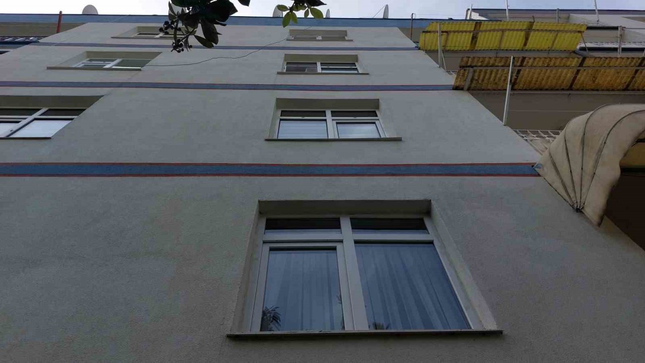 Cam silerken 3. kattan düşen temizlikçi kadın ağır yaralandı