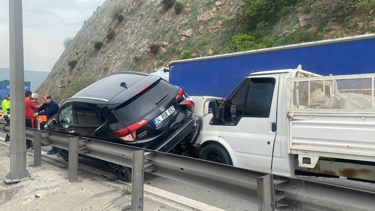 TEM’de 7 aracın karıştığı zincirleme kazada can pazarı