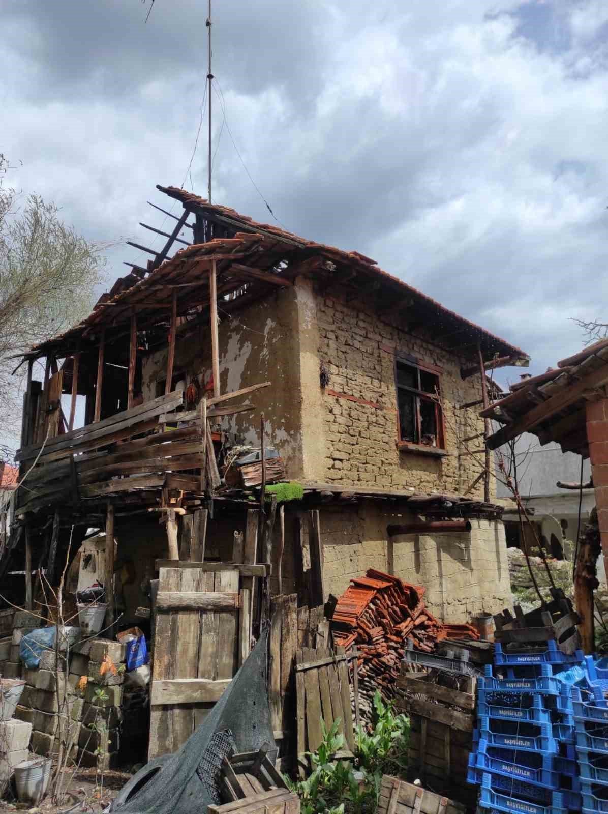 Antalya’da evdeki yangında dumandan zehirlenen şahıs hayatını kaybetti
