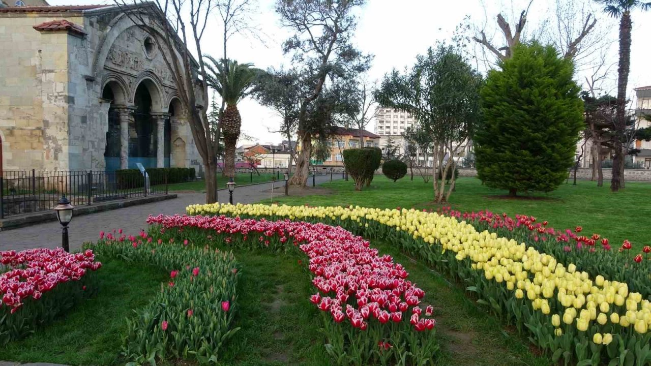 Trabzon’daki Ayasofya Camii lalelerle başka güzel