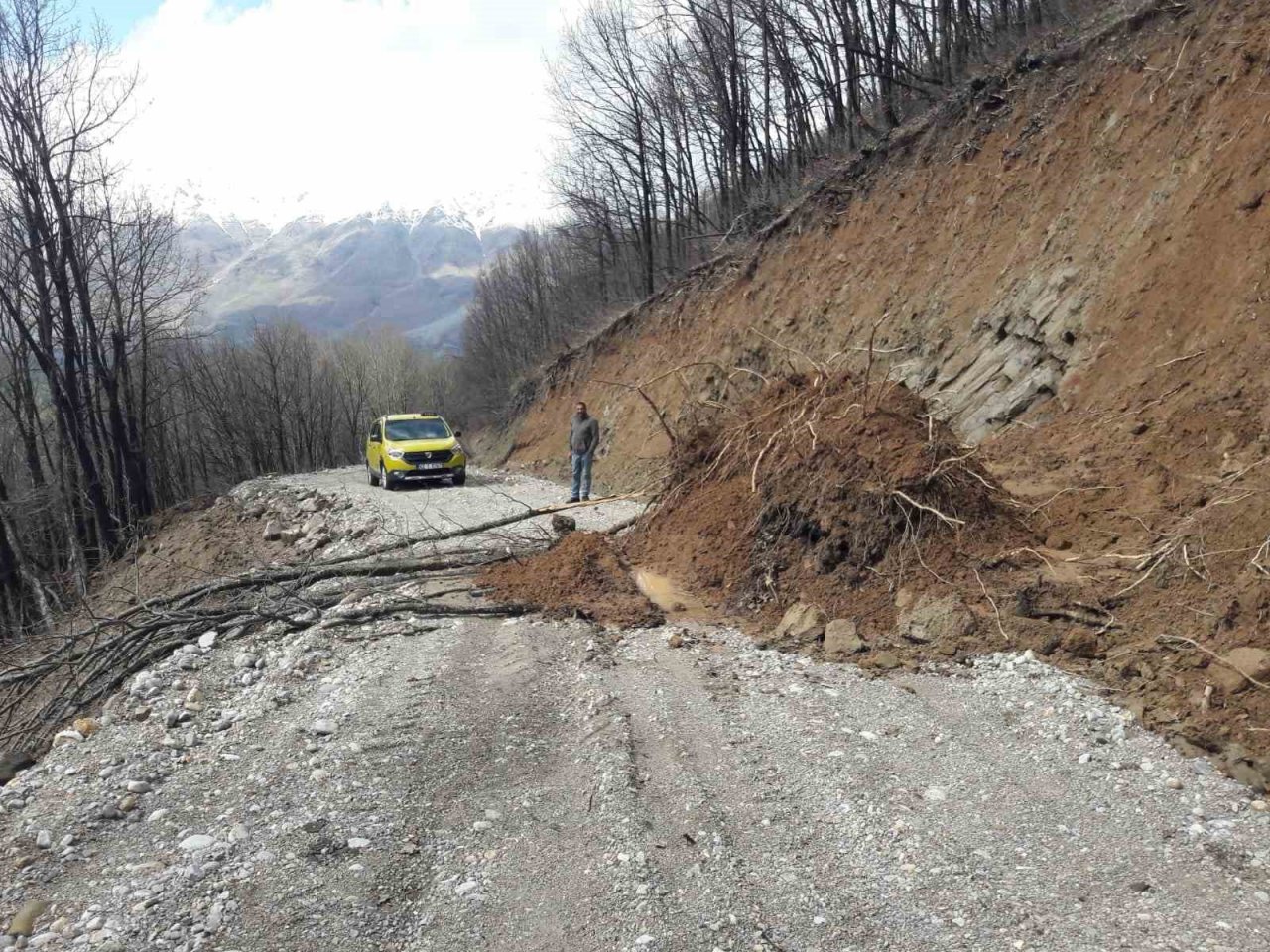 Tunceli İl Özel İdaresi, sağanak yağışın tahribatını gidermek için çalışma başlattı