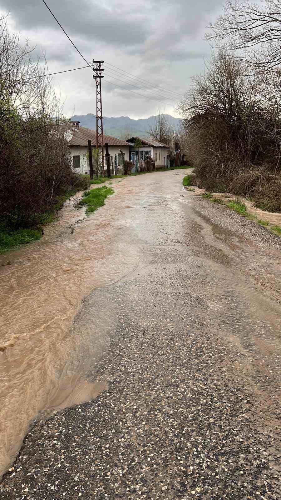 Tunceli İl Özel İdaresi, sağanak yağışın tahribatını gidermek için çalışma başlattı