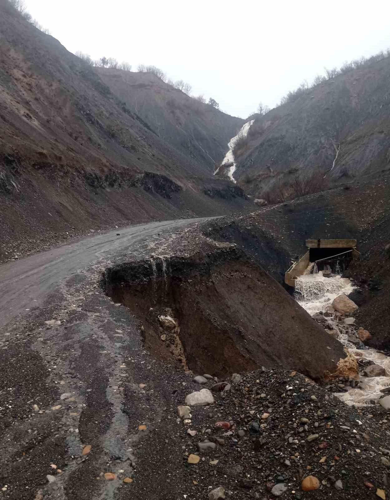 Tunceli İl Özel İdaresi, sağanak yağışın tahribatını gidermek için çalışma başlattı