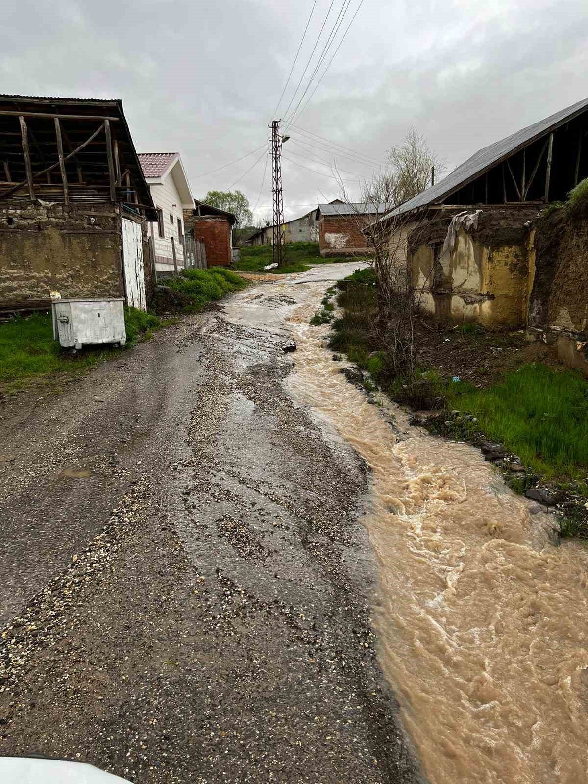 Tunceli İl Özel İdaresi, sağanak yağışın tahribatını gidermek için çalışma başlattı