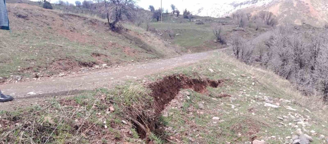 Tunceli İl Özel İdaresi, sağanak yağışın tahribatını gidermek için çalışma başlattı