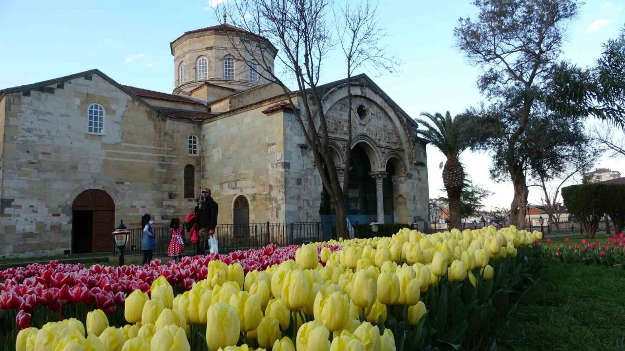 Trabzon’daki Ayasofya Camii lalelerle başka güzel