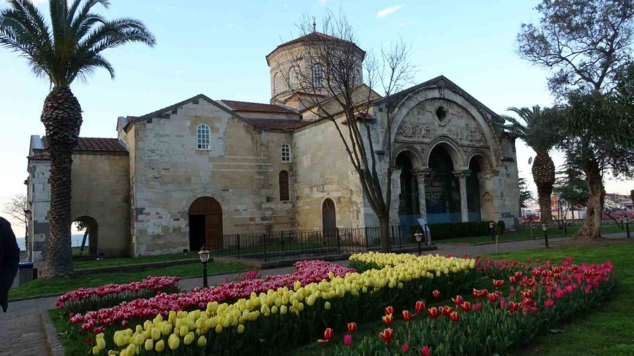 Trabzon’daki Ayasofya Camii lalelerle başka güzel