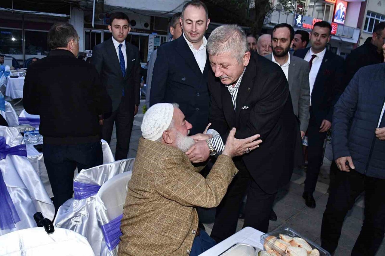 Mehmet Sarı’dan Taşova’da 17. geleneksel toplu iftar
