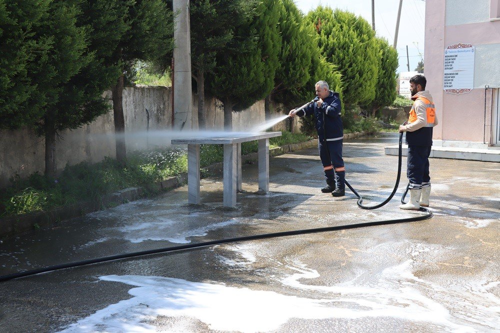 Yalova Belediyesi’nden camilerde bayram öncesi temizlik