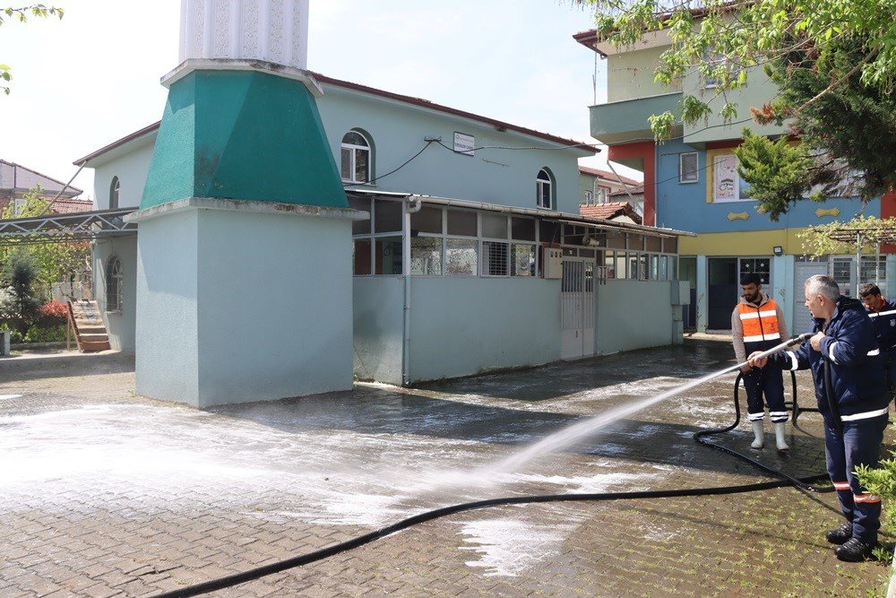 Yalova Belediyesi’nden camilerde bayram öncesi temizlik