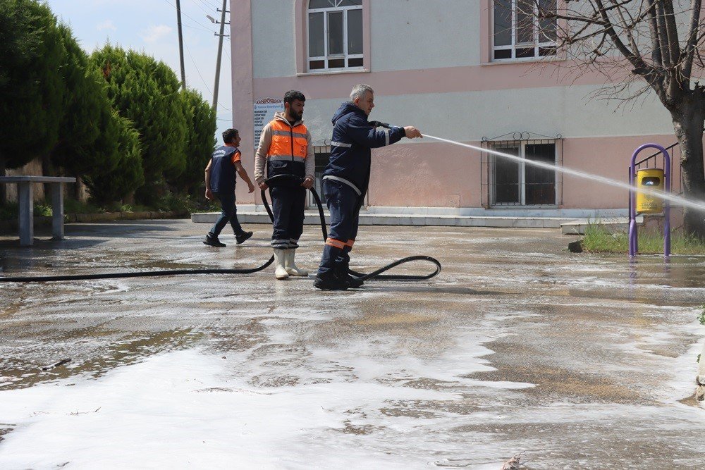 Yalova Belediyesi’nden camilerde bayram öncesi temizlik