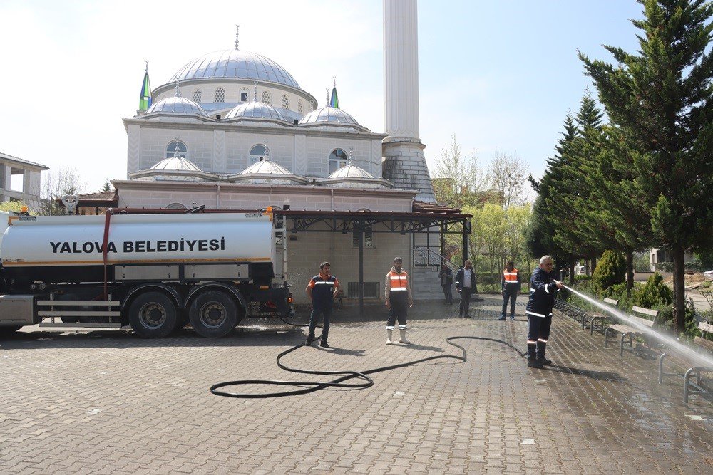 Yalova Belediyesi’nden camilerde bayram öncesi temizlik