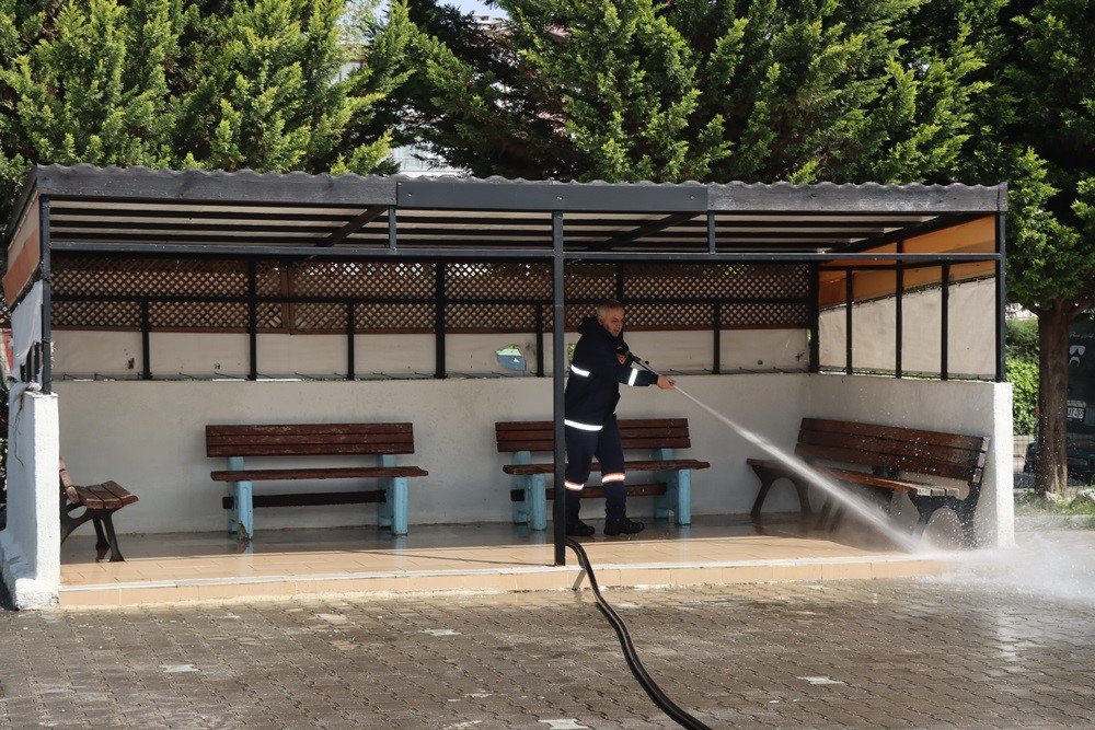 Yalova Belediyesi’nden camilerde bayram öncesi temizlik