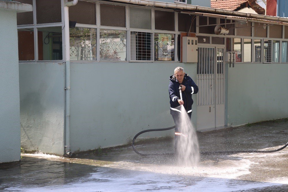 Yalova Belediyesi’nden camilerde bayram öncesi temizlik