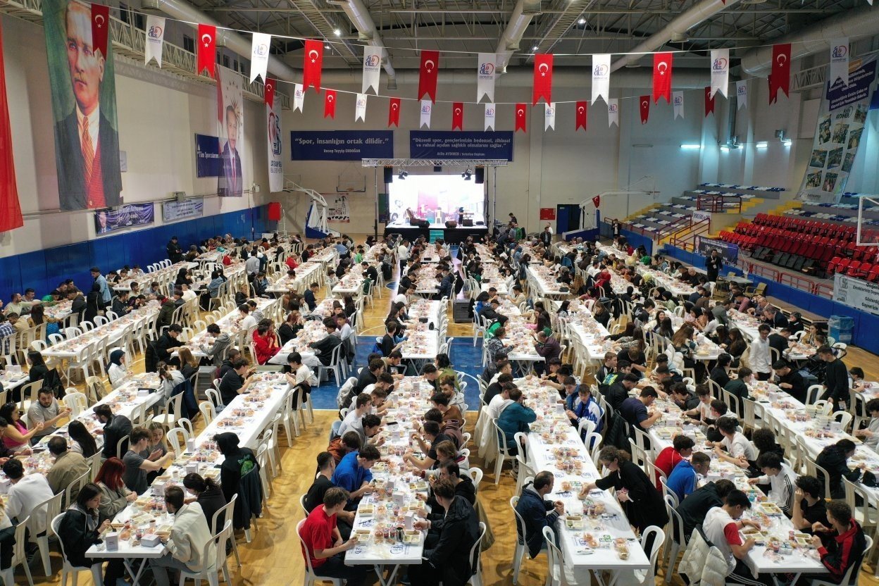 Yardımseverler Bayrampaşa’da iftar sofrasında buluştu