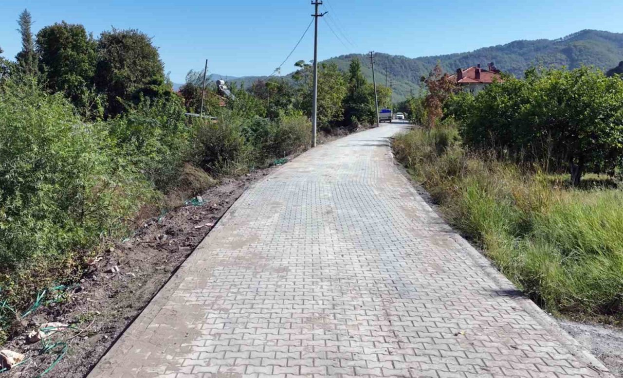 Yol talebi karşılanan vatandaştan Uzundemir’e anlamlı hediye