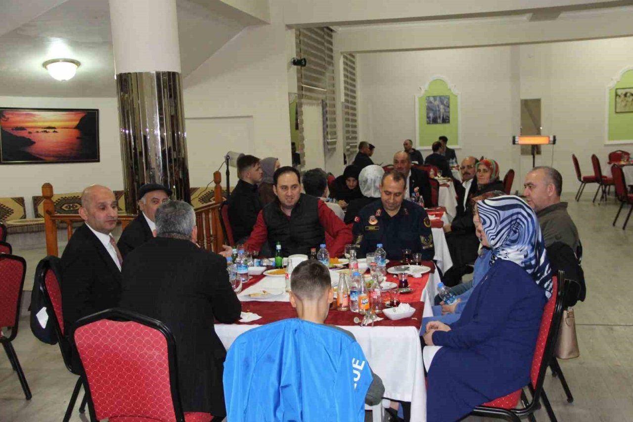 Bolvadin’de şehit ailesi ve gaziler iftarda bir araya geldi