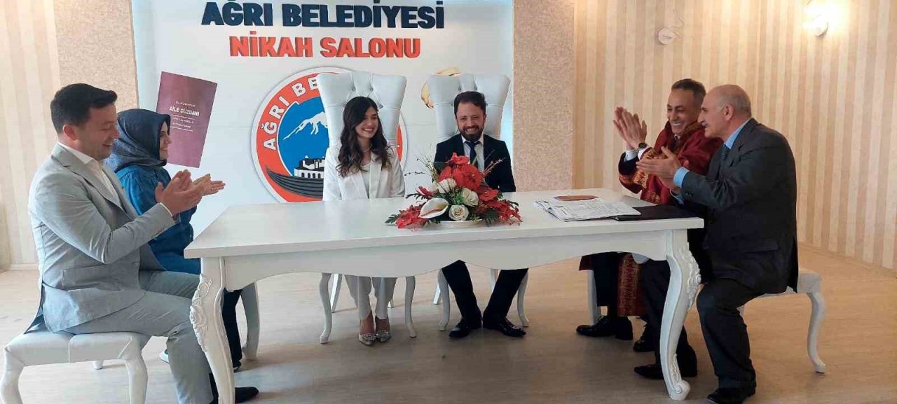 Ağrı Belediye Başkanı Karadoğan, ilk defa nikah kıydı