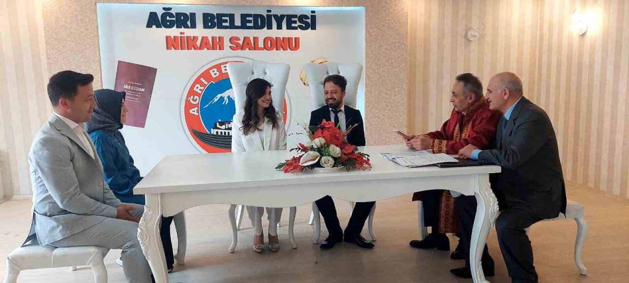 Ağrı Belediye Başkanı Karadoğan, ilk defa nikah kıydı