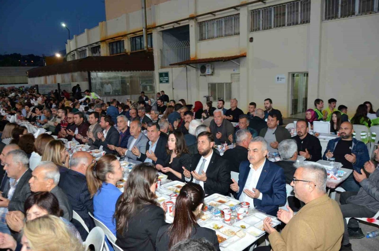 AK Parti Aydın’da 5 bin kişilik iftar yemeği düzenledi