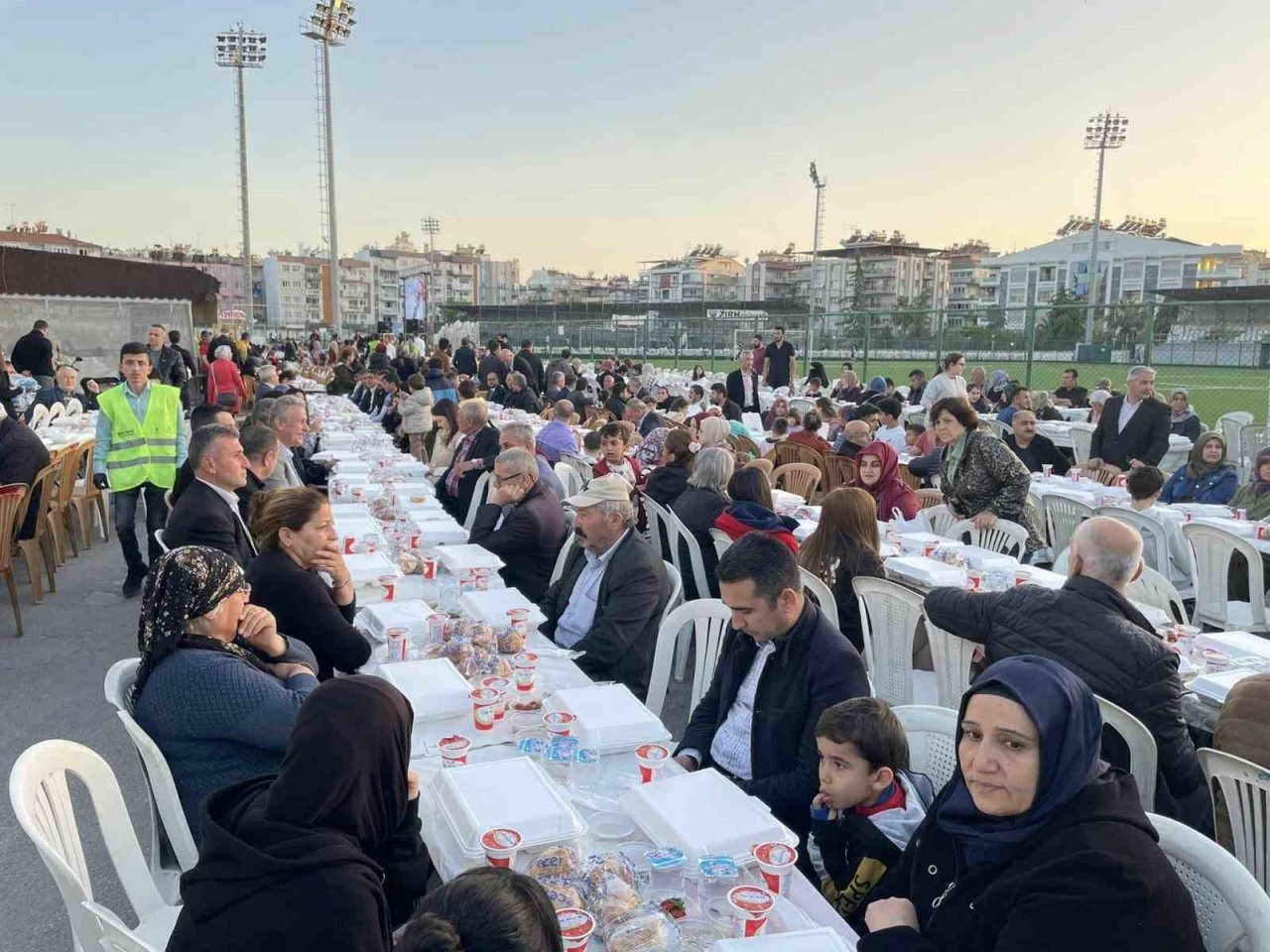 AK Parti Aydın’da 5 bin kişilik iftar yemeği düzenledi