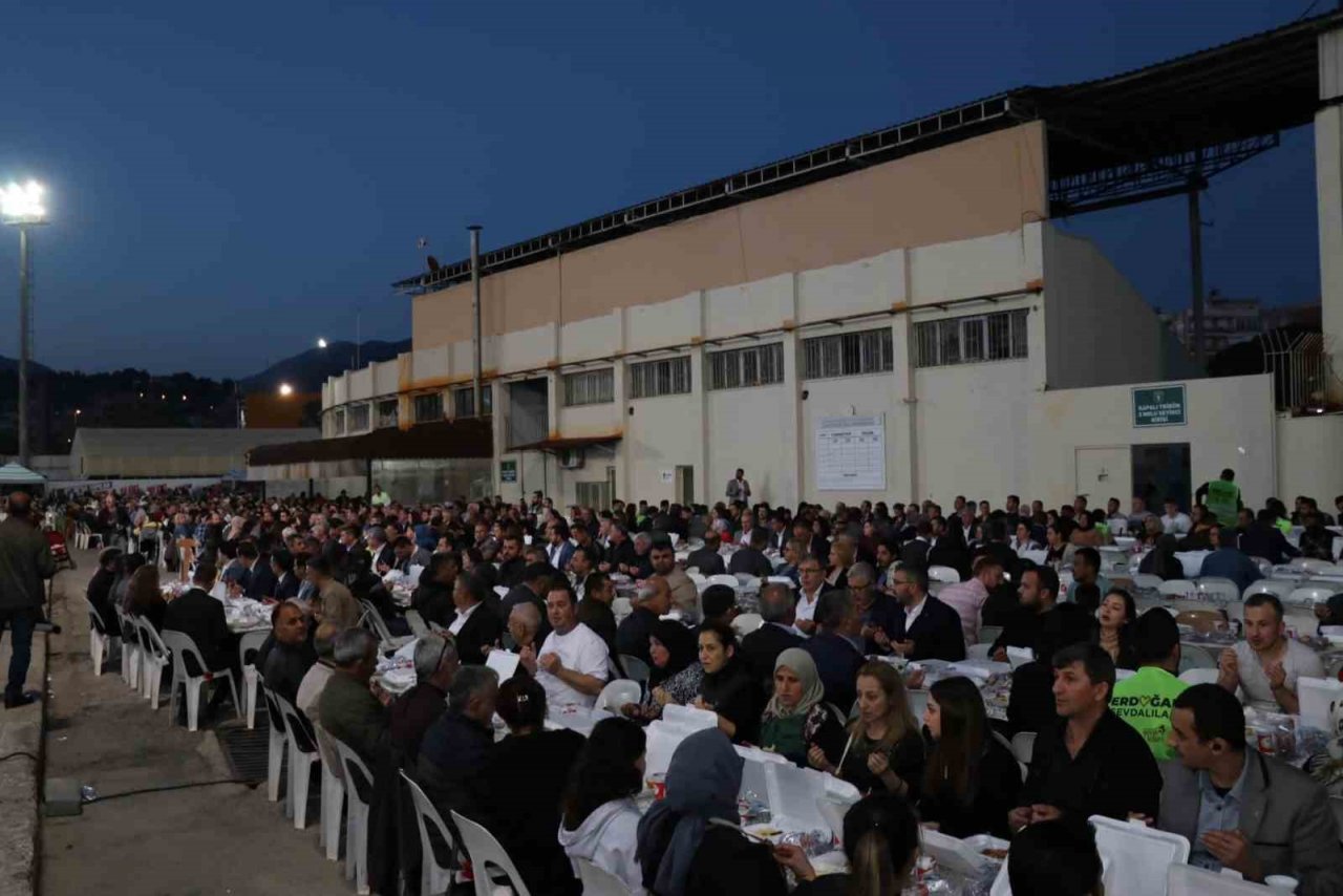 AK Parti Aydın’da 5 bin kişilik iftar yemeği düzenledi