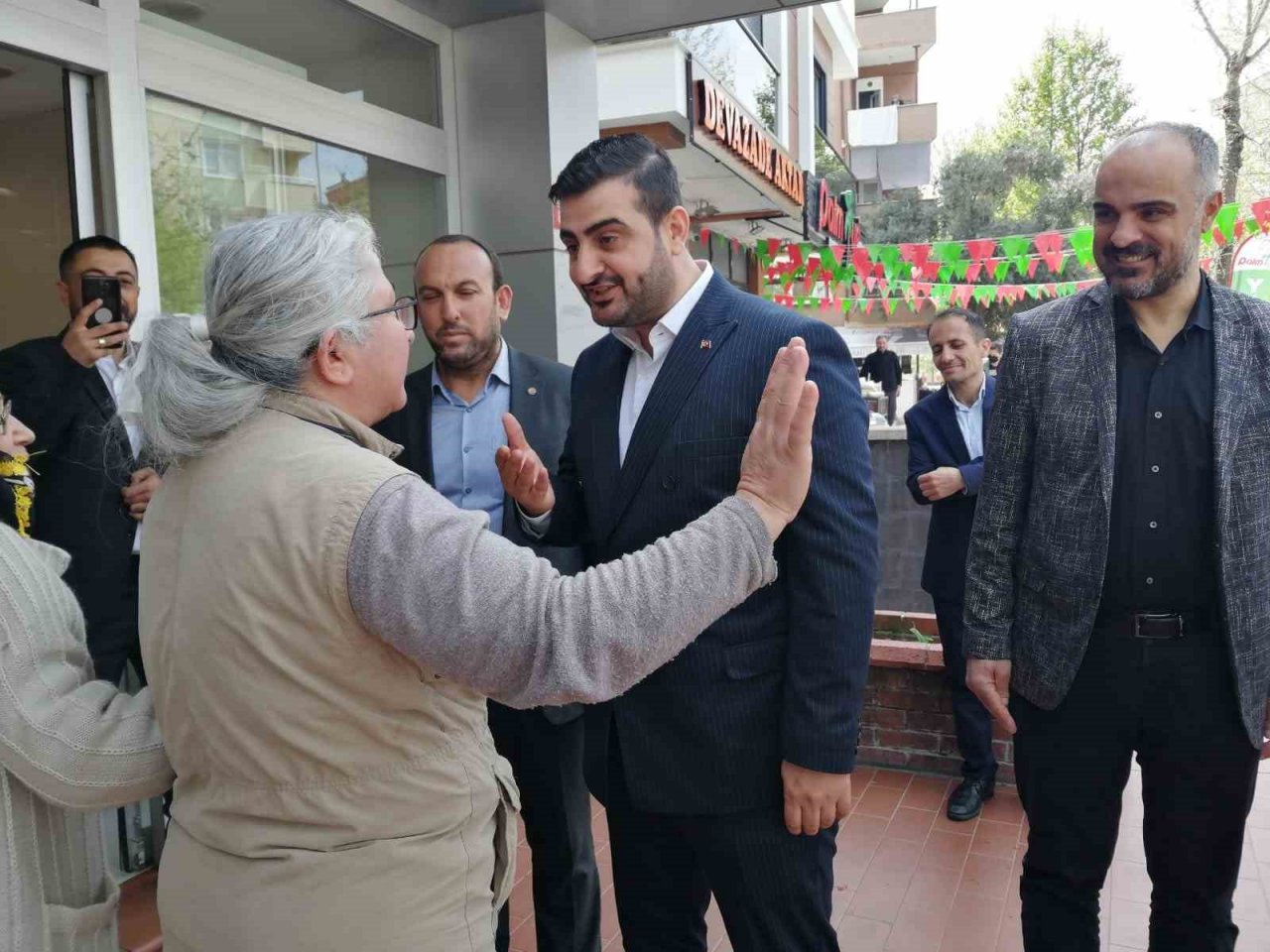 AK Parti İstanbul Milletvekili Adayı Yunus Fırat Aydın, Kartal’da esnafı ziyaret etti