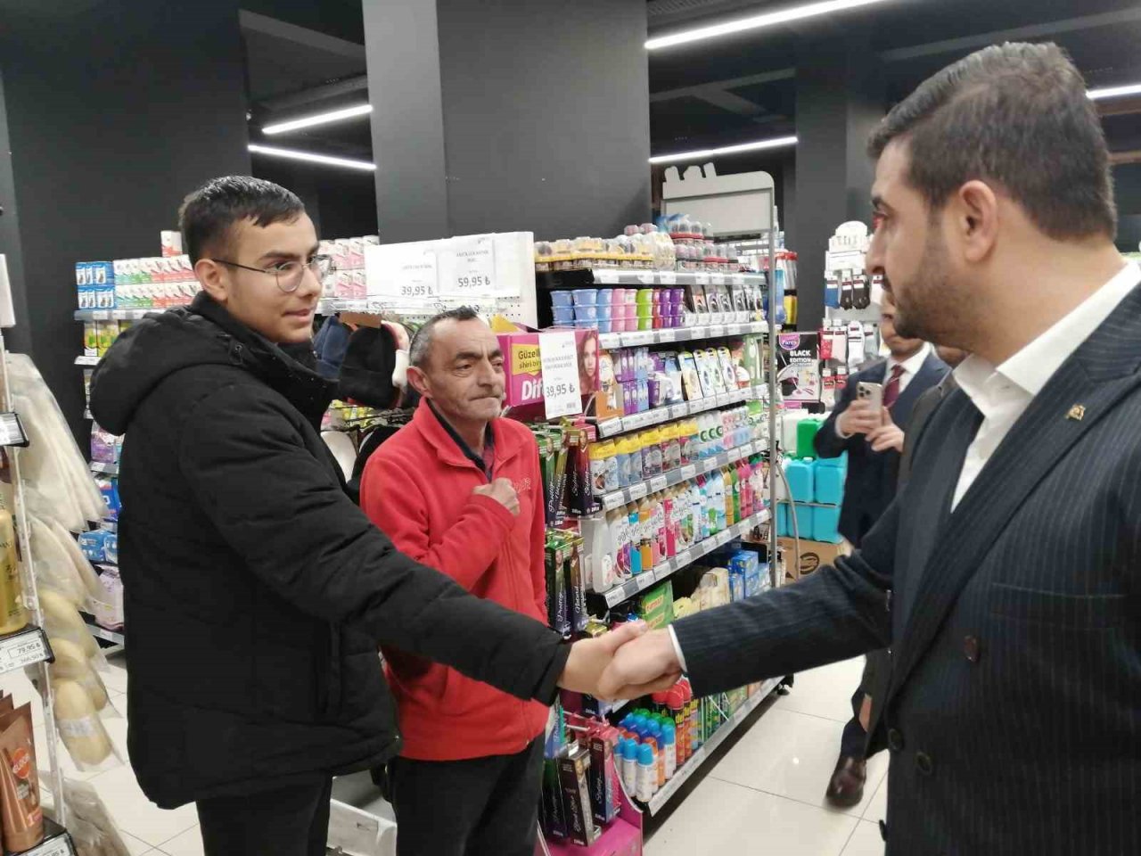 AK Parti İstanbul Milletvekili Adayı Yunus Fırat Aydın, Kartal’da esnafı ziyaret etti
