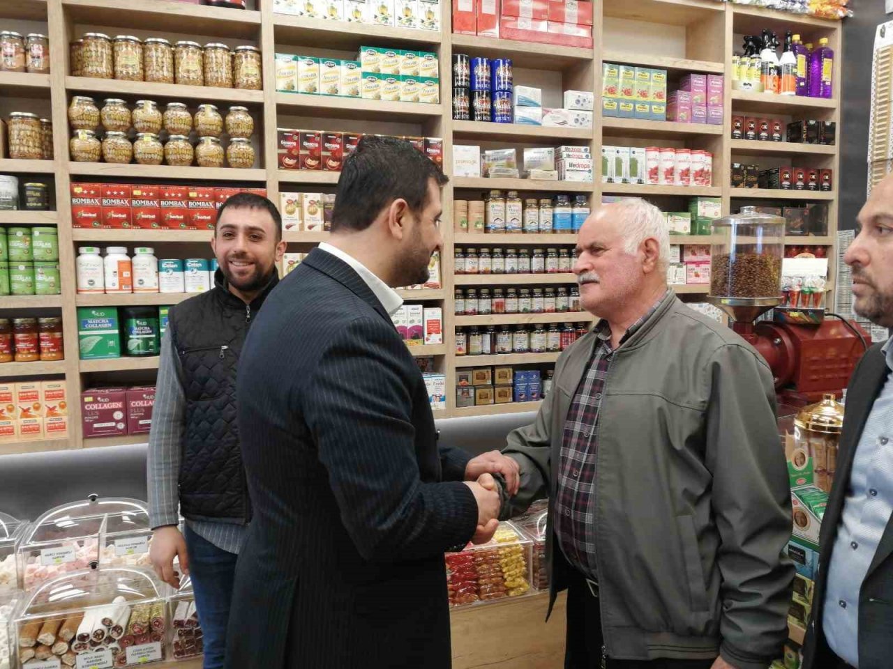 AK Parti İstanbul Milletvekili Adayı Yunus Fırat Aydın, Kartal’da esnafı ziyaret etti