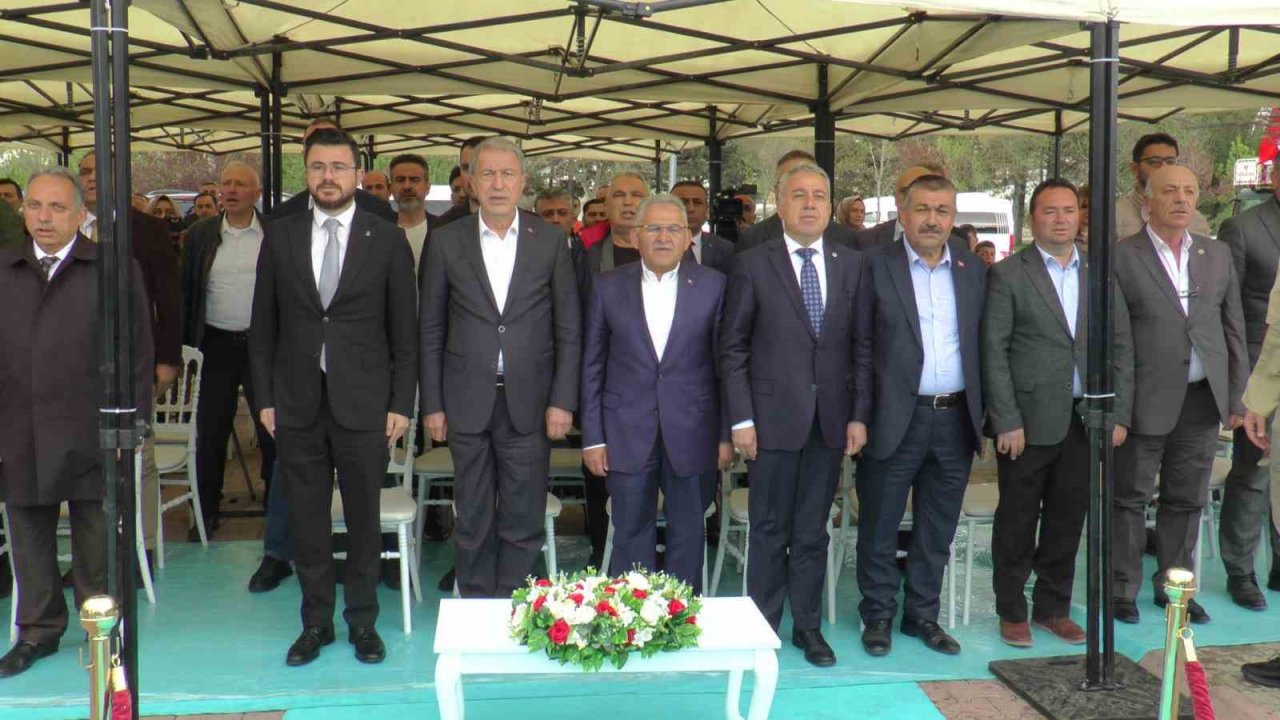 Bakan Akar: “Teröristler ile arasında mesafe olmayanlar bizim için büyük bir endişe kaynağıdır”