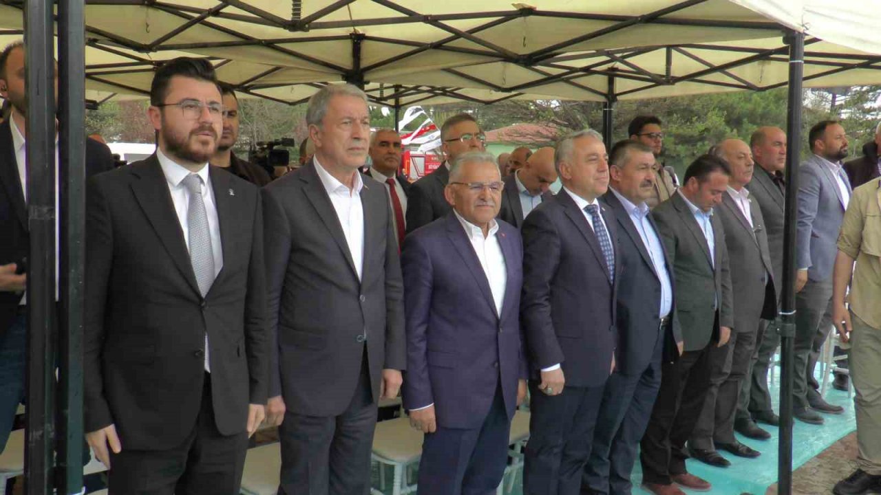 Bakan Akar: “Teröristler ile arasında mesafe olmayanlar bizim için büyük bir endişe kaynağıdır”